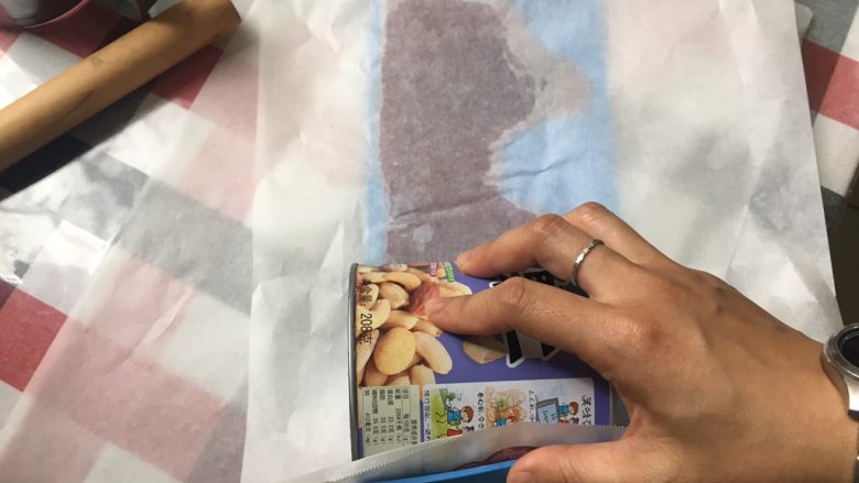 公主or女王,找一个适合大小的工具,贴着模具滚圆