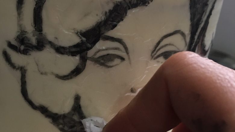 公主or女王,由于用的是黄油混合的粉类,在糯米纸上画得不好,可以轻轻地用纸巾擦掉哦……不过也不能擦很大力或擦很大面积的,所以下笔要小心