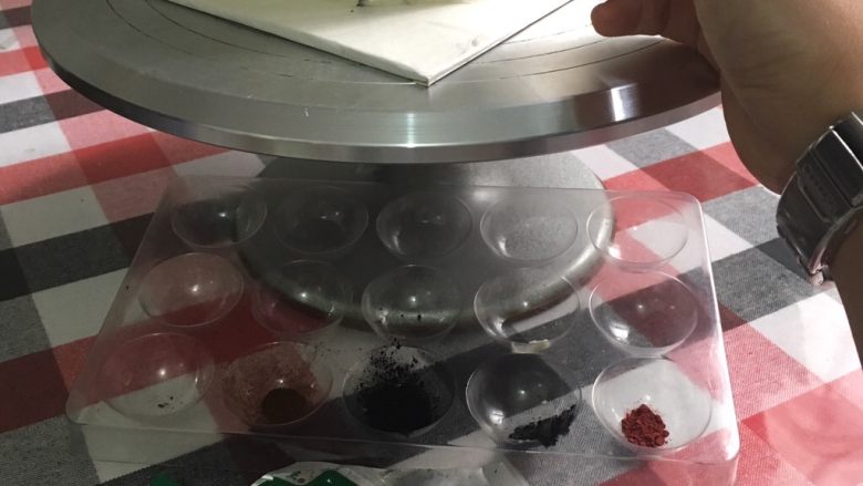 公主or女王,用深色的竹炭粉勾勒好简单的轮廓