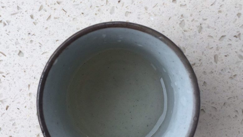 青梅酒,我已经泡了一个月,排气时候忍不住倒出来一点儿尝尝,简直了……入口有点酸,然后就是甜,最后嘴里还有酒的清香。好期待每个月的味道的变化,我会随时记录的。