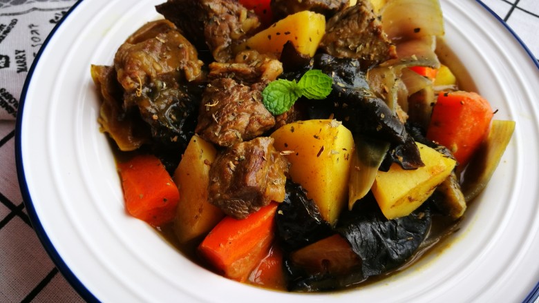 塑身健脾食单之土豆烧牛肉,土豆的糯、牛肉的筋道、番茄的微酸、胡萝卜的清甜,每一口都让人满足。