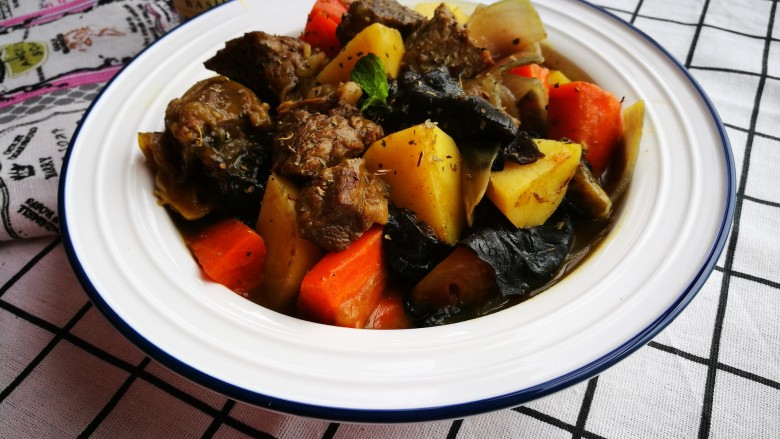 塑身健脾食单之土豆烧牛肉,撒上罗勒叶和黑胡椒,去湿暖胃健脾。这道菜的食材牛肉、土豆、胡萝卜都具有健脾胃补气的功效。其实,许多人虚胖的原因,就是湿气大和脾胃虚,所以想要减肥,不是不吃主食和肉,而是首先要改善体质。