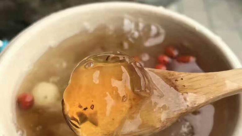 桃胶银耳羹,放入砂锅顿一晚即可