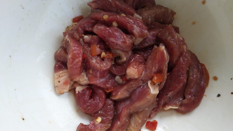 薄脆辣牛披萨,<a style='color:red;display:inline-block;' href='/shicai/ 216'>牛肉</a>提前用盐,少许生抽,红酒腌制好