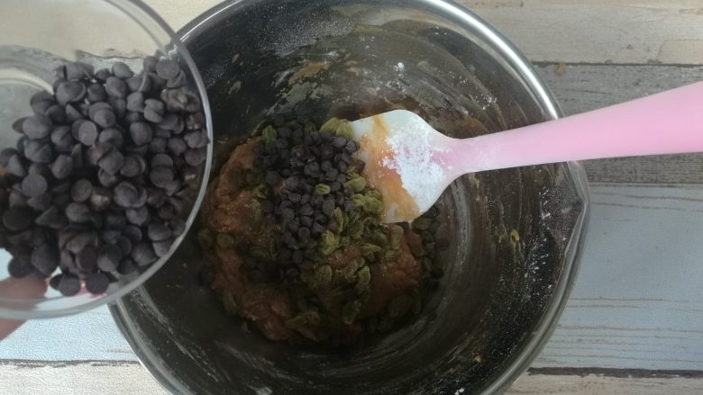 红糖巧克力曲奇,倒入巧克力豆豆, 用刮刀压拌均匀,没有干粉即可。
