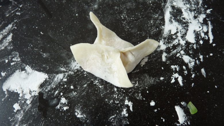 苦瓜饺子,再把四个角捏紧,修整成四角形(把肉馅放多点饺子的角才会挺立不塌的)