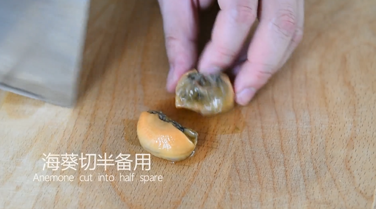 福建人太会吃了,番茄蛋汤也能做出山珍海味,海葵切半备用