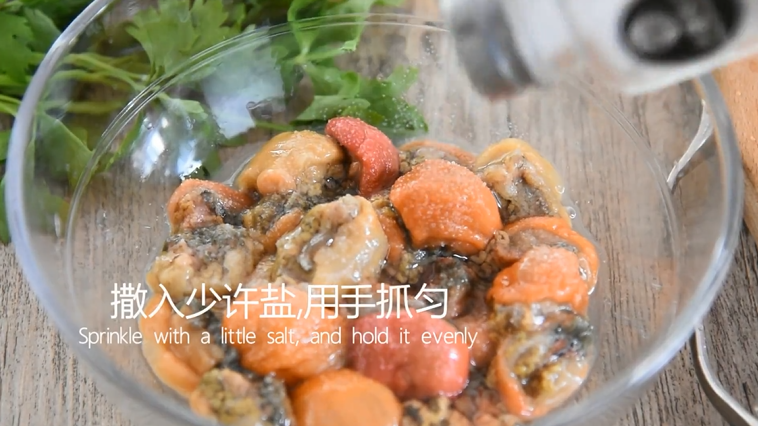 福建人太会吃了,番茄蛋汤也能做出山珍海味,撒入少许盐,用手抓匀