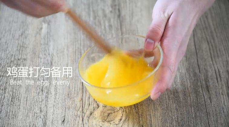福建人太会吃了,番茄蛋汤也能做出山珍海味,鸡蛋打匀备用