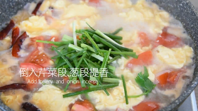 福建人太会吃了,番茄蛋汤也能做出山珍海味,倒入芹菜段、葱段提香