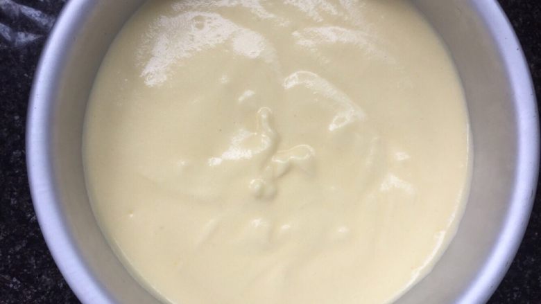 焦糖奶油裸蛋糕,倒入六寸模具震出气泡