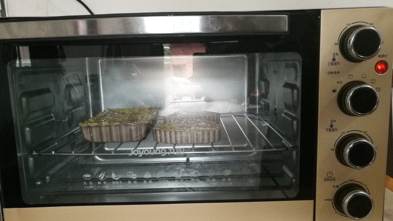 苹果派,放入预热好的烤箱,190度,30分钟即可