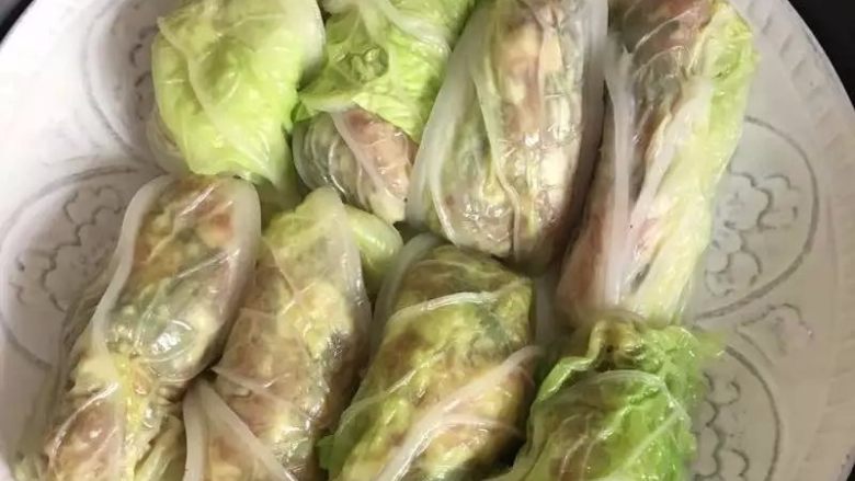 虾仁猪肉白菜卷【鲜上加鲜的宴客菜】,摆放在盘子里