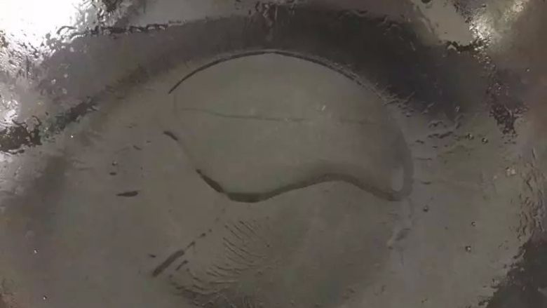 虾仁猪肉白菜卷【鲜上加鲜的宴客菜】,锅里加少许油,加热