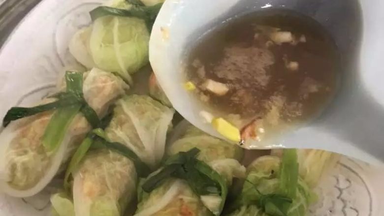 虾仁猪肉白菜卷【鲜上加鲜的宴客菜】,熬到汤汁浓稠,浇到白菜卷上