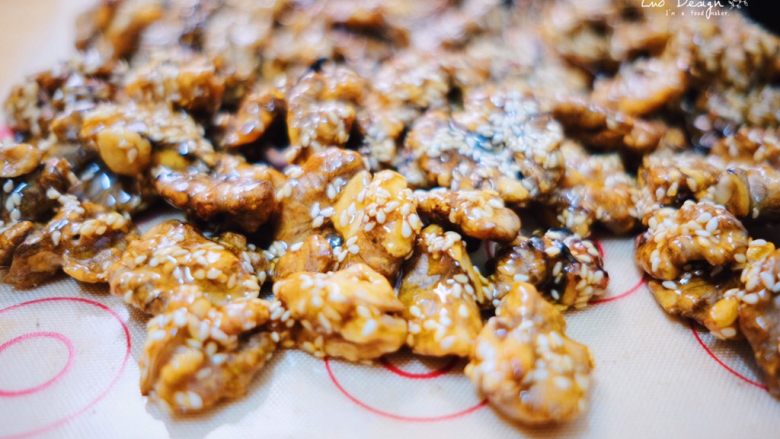 最详尽的琥珀核桃仁(非油炸版),摸摸不粘手就可以把核桃仁一块块掰开了。