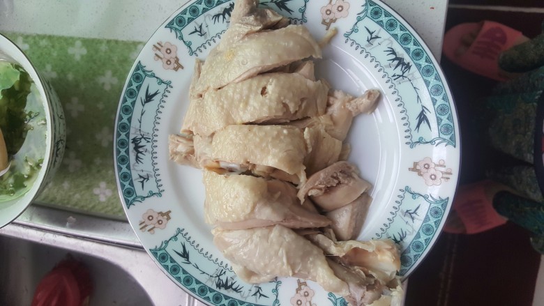 口水鸡,把鸡腿切断,放盘里。
