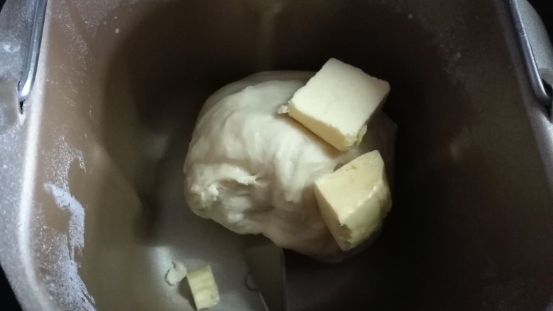 土司面包,一个揉面程序结束后,放入黄油继续揉面