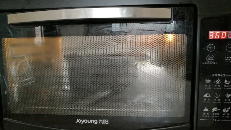 土司面包,放入预热好的烤箱,160度,35分钟