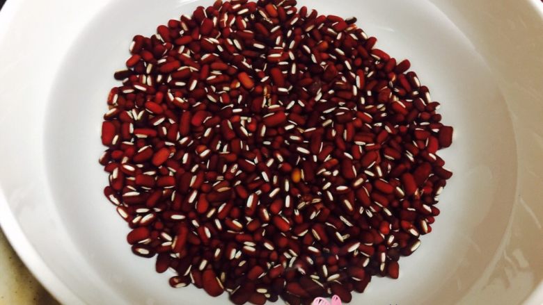 甜粽-红豆粽,<a style='color:red;display:inline-block;' href='/shicai/ 3607'>红豆</a>淘洗干净,同样浸泡一样。充分浸泡后,煮出来的粽子才软糯可口