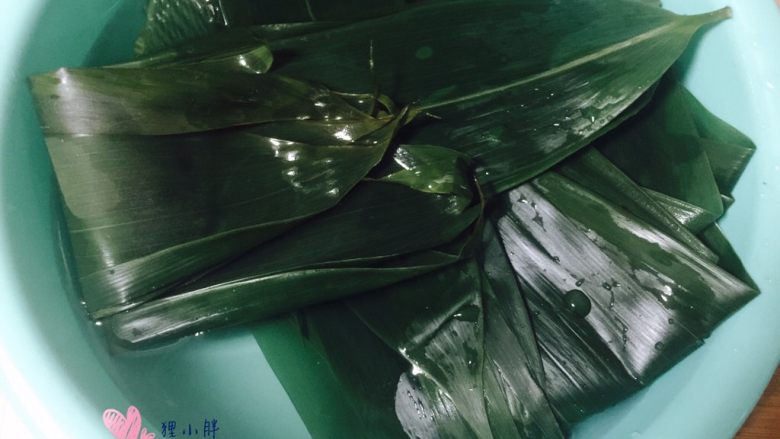 甜粽-红豆粽,煮好后放盆里,用水泡着
