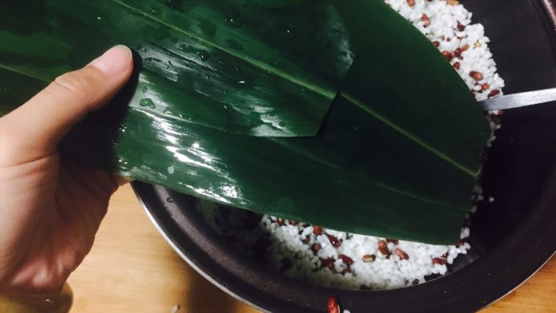 甜粽-红豆粽,拿出两张粽叶,剪掉头部