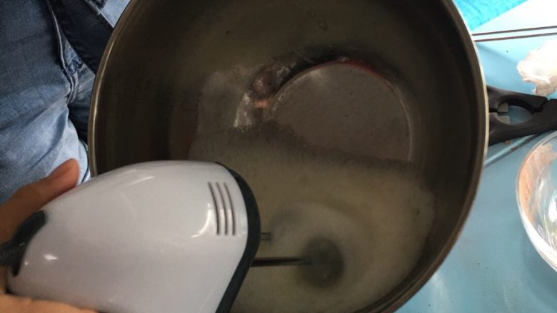 巧克力奶油蛋糕卷,继续打发,加入三分之一的糖,稍微出现纹路的时候加入最后的糖