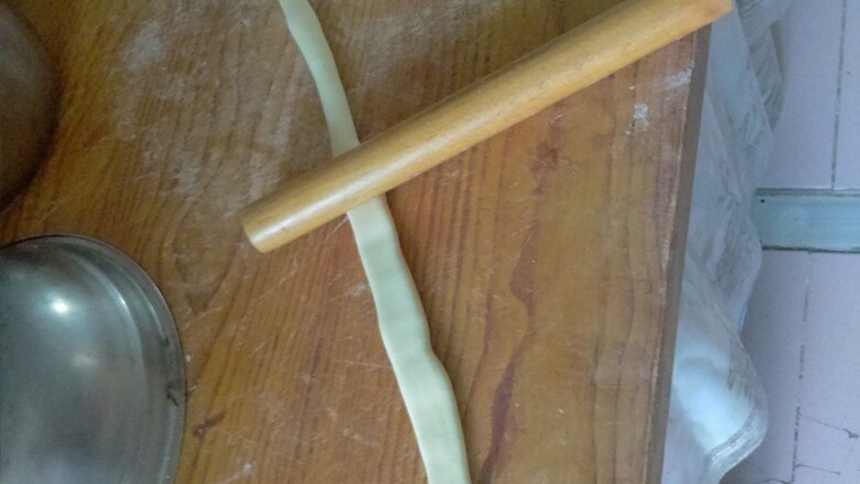 奶香大花卷,,用擀面杖从任意一头开始擀扁,尽量宽窄一致,