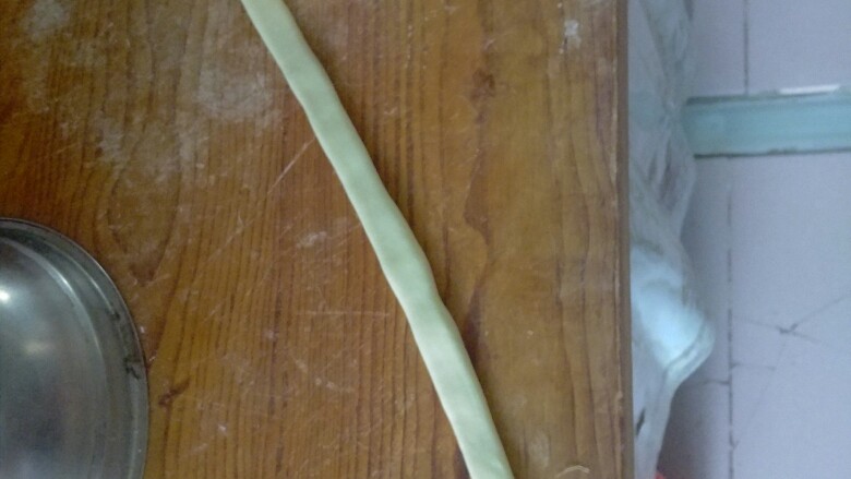 奶香大花卷,,擀好后最好在面剂上抹上色拉油,(有利整形或成熟后有立体感),从一头卷起,