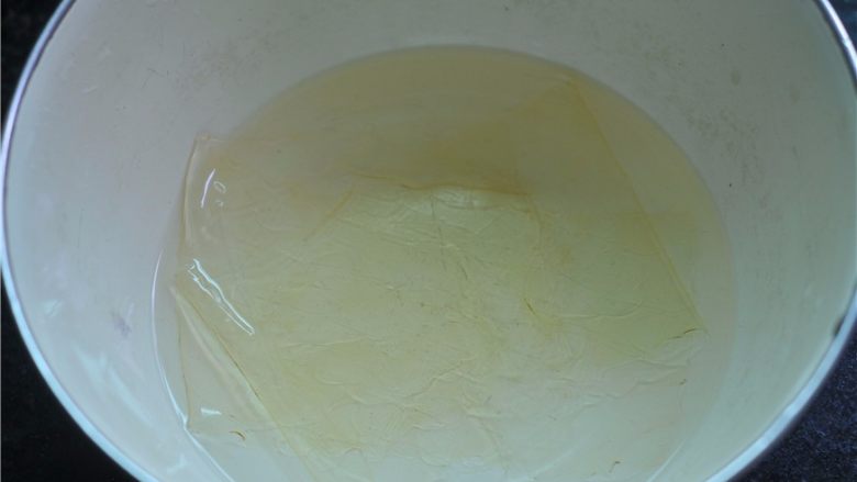 西瓜蛋糕卷,吉利丁片放入冷开始中泡软备用(泡软马上捞出备用,不能一直放在水中哦,会化的)