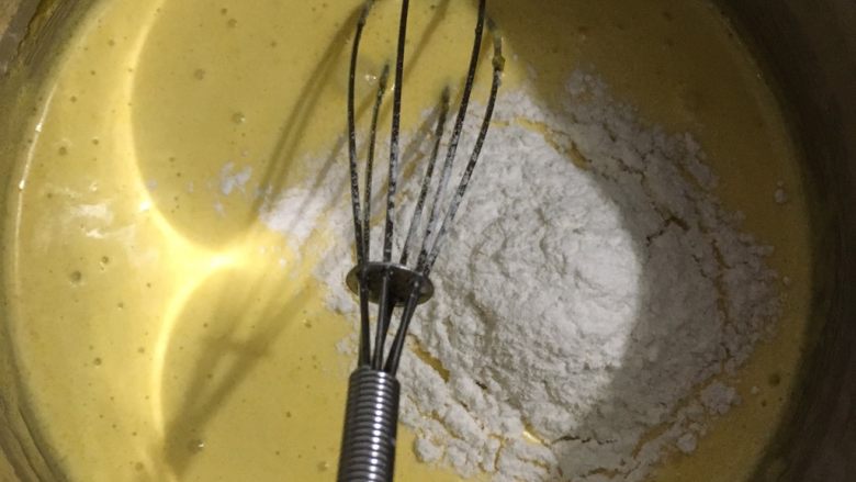 法式草莓塔,再加低粉拌匀,注意要划Z字拌,以免起筋