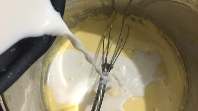 法式草莓塔,牛奶煮沸分次加入蛋黄糊,一边加一边搅拌