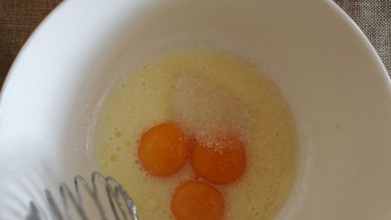 黑森林蛋糕,2.加入蛋黄,15g白砂糖混合均匀