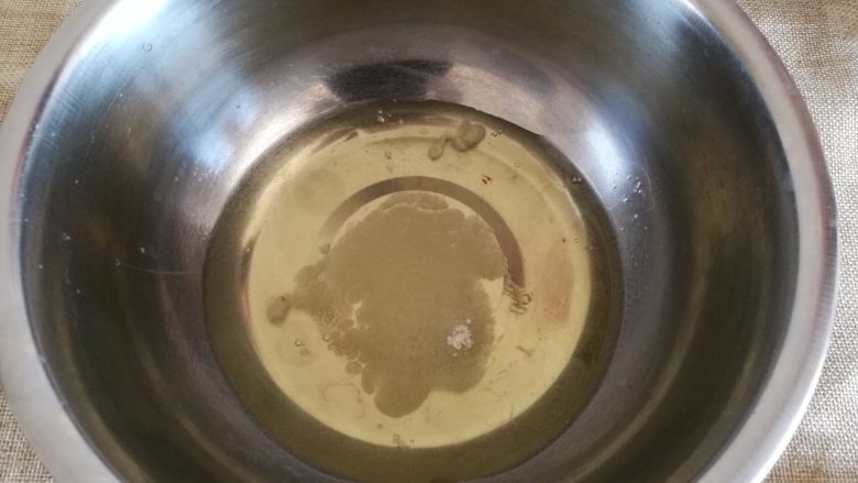 黑森林蛋糕,5.蛋清加入15g白砂糖,打发