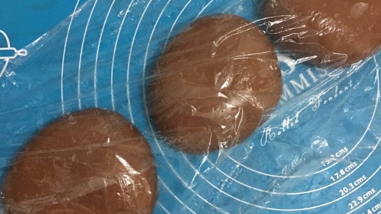 法式巧克力布里欧修,分成6等份,盖上保鲜膜醒发15分钟