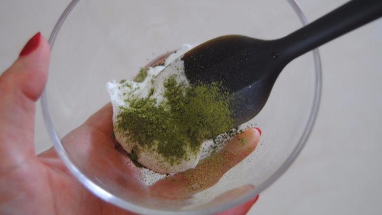 花环糖霜饼干,取适量糖霜加入抹茶粉,一点点加
