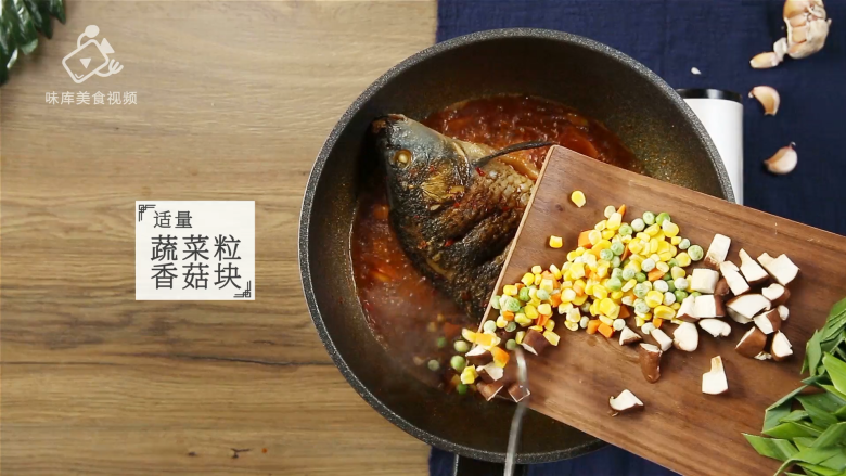 芒种节气宜清淡滋补,干烧鲤鱼好吃又养生,加入适量蔬菜粒、香菇块