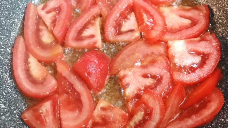 蔬菜鱼丸
,油烧热，加入<a style='color:red;display:inline-block;' href='/shicai/ 3551'>西红柿</a>……🍅……