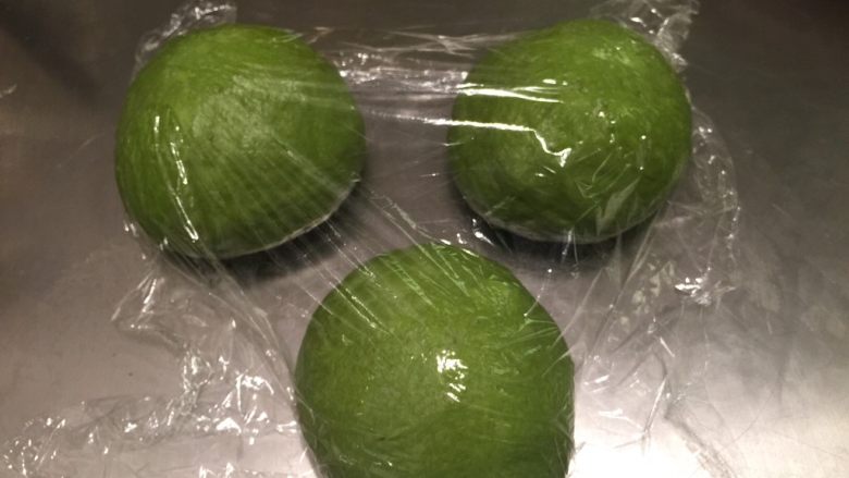 抺茶麻薯软欧,将面团轻压排气后平均分成3份,盖上保鲜膜松弛20分钟