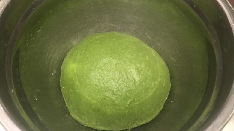 抺茶麻薯软欧,面团搓成圆形,放入盆内,盖上保鲜膜一发