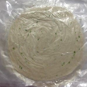 快手葱油饼,好,关键的步骤来了,前一部分我认为大部分的人都能搞定,可是在这一步上就能毁所有,就是擀不开,或者擀的太薄掀不起来,或是擀的层次没了
现在晓婷教你们的方法,你们可以准备一些烘焙纸,这是我买的不会很贵的薄款烘焙纸,需要自己裁剪,作为饼纸那再好不过了,先铺一层烘焙纸,放上一个饼丕,再盖上一张保鲜纸裁的口袋再开始擀开,这时不到容易擀开也不用担心回缩的问题,很容易整形到你需要的尺寸及厚度,直接放到冰箱冷冻即可,冷冻后,不管是烘焙纸还是保鲜袋都非常容易掀开,而且还起到隔离作用,测底冻硬后,可以用密封袋装好,冷冻很久都没关系,不会干不会坏