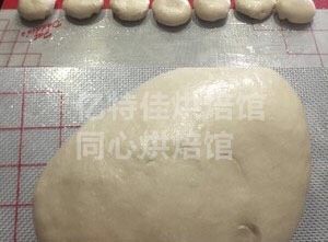 快手葱油饼,醒好的面团,状态很好,面光细滑,我的案台是硅胶垫,轻轻用手涂抹一层玉米油在硅胶垫上,就会很好操作,轻轻揉圆并用切面刀分割成8份,每份105克左右