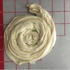 快手葱油饼,全部完成,顺着一边盘起,将尾端压在饼身下即可