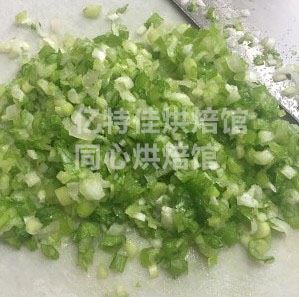 快手葱油饼,小葱切碎,并再次剁细,为什么细一点比较好,因为葱花饼很薄,如果葱块过大就很容易顶出来,所以尽量剁细一些,并撒上细盐,葱花就会逐渐变蔫软备用