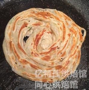 快手葱油饼,好了,已经熟了,愿意再煎一个鸡蛋或就这么吃的都可以,都是自家用的好油好面,真的干净,香的到哭……
