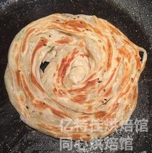 快手葱油饼,好了，已经熟了，愿意再煎一个鸡蛋或就这么吃的都可以，都是自家用的好油好面，真的干净，香的到哭……