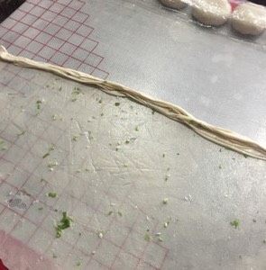 快手葱油饼,顺着边缘轻轻提起一点折上,不需要精致,打起褶就行,不要卷的