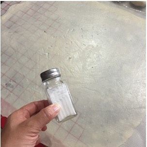 快手葱油饼,先在面皮上用手轻轻涂抹一点油,撒一点盐