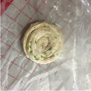 快手葱油饼,先铺上一张烘焙油纸,放上面丕,再盖上一张塑料膜,就可以擀了