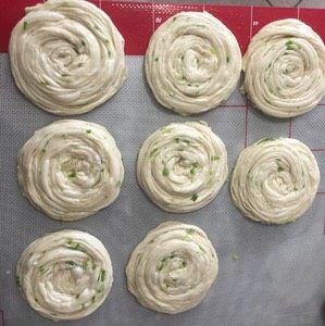 快手葱油饼,依次将所有的全部做好,过程中可以用保鲜膜覆盖,防止干燥